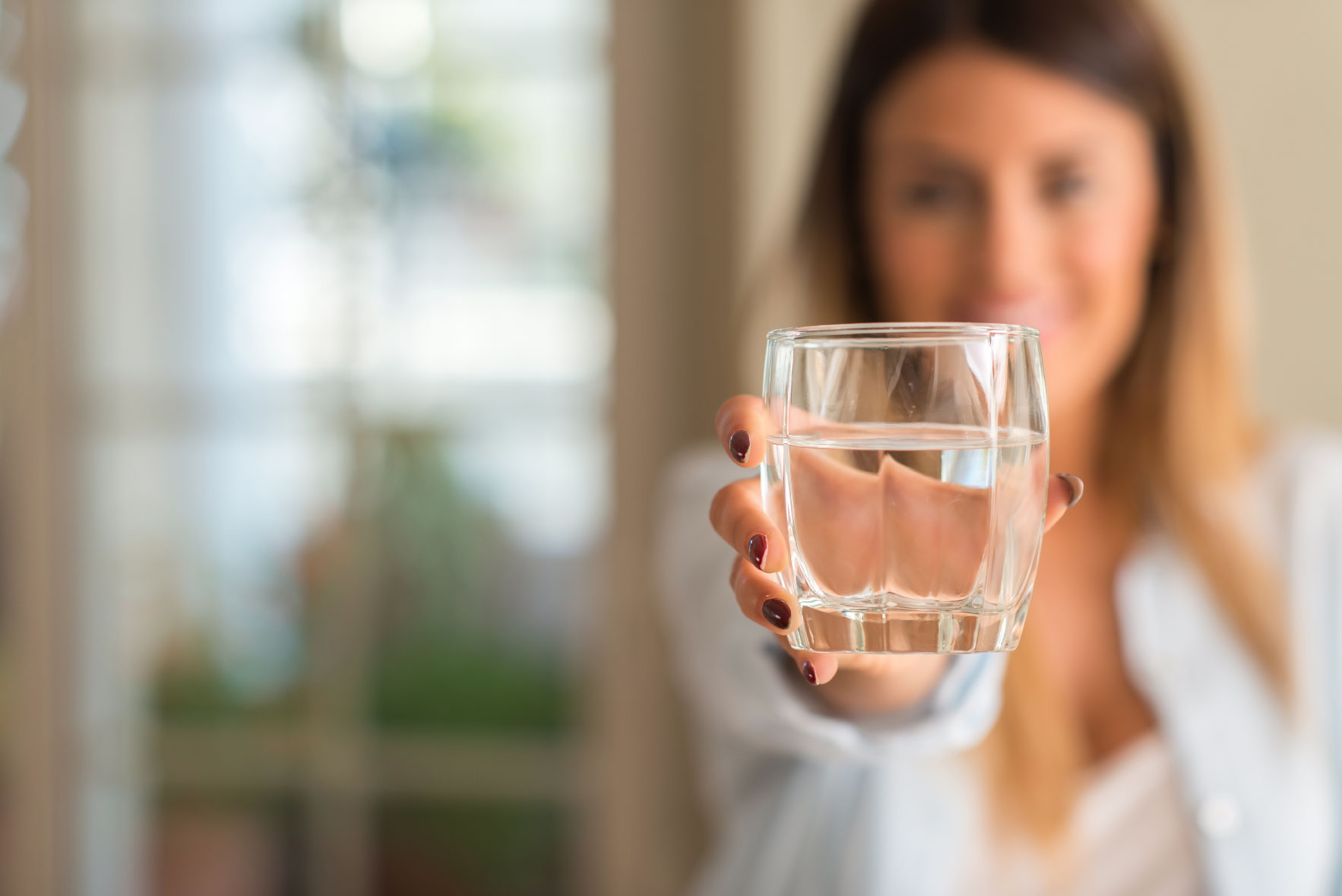 水をたくさん飲むメリット｜適切な水分補給の量・タイミング・ポイントを押さえて健康に | 新関西衣料サービス株式会社