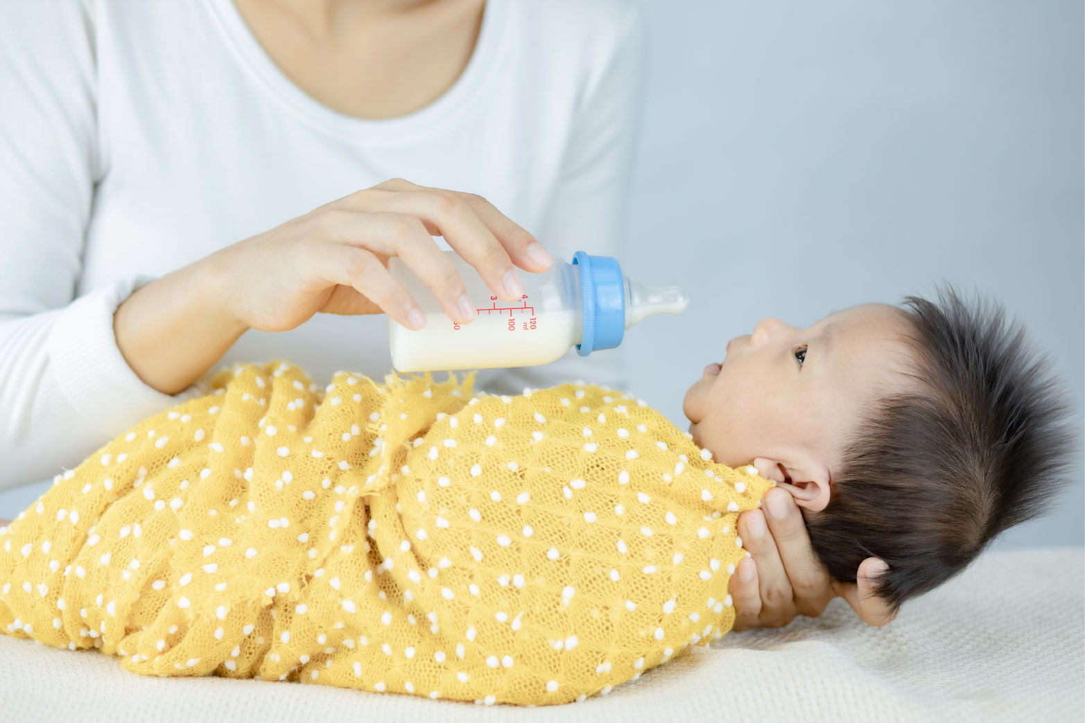 新生児に水を飲ませるのはいつから 宅配水がおすすめの理由 新関西衣料サービス株式会社